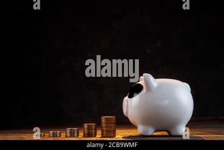 Akkumulation von Geld. Finanzieller Airbag. Sparschwein mit Münzen Stockfoto