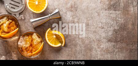 Cocktail Old Fashioned Negroni mit Orange an der Theke Stockfoto
