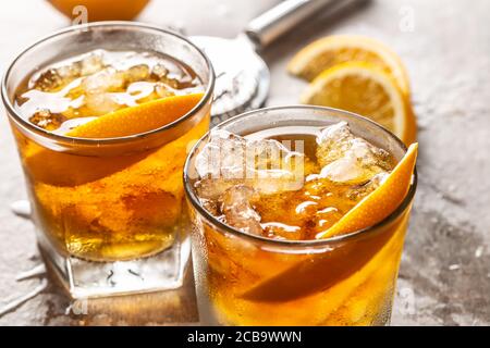 Cocktail Old Fashioned Negroni mit Orange an der Theke Stockfoto