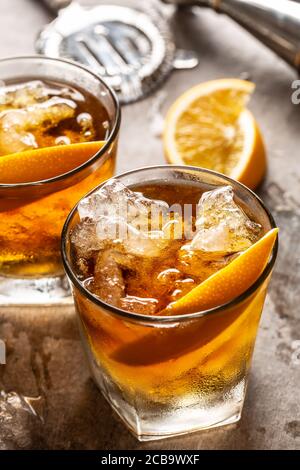 Cocktail Old Fashioned Negroni mit Orange an der Theke Stockfoto