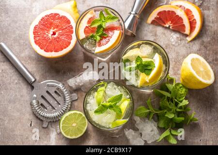 Drei bunte Gin Tonic Cocktails in Whiskey-Gläsern an der Bar Theke im Welpen oder Restaurant Stockfoto