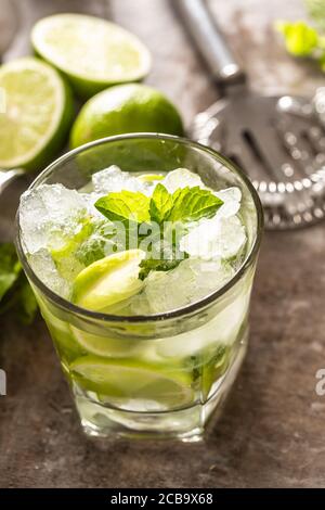 Mojito Cocktail Drink mit weißen Rum Limette Minze Kräuter und Soda an der Theke Stockfoto