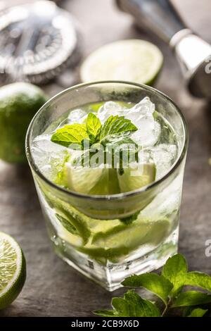 Mojito Cocktail Drink mit weißen Rum Limette Minze Kräuter und Soda an der Theke Stockfoto