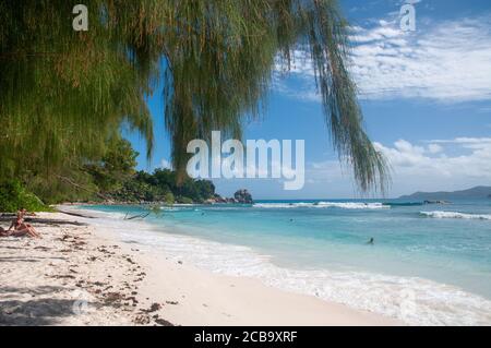 Sommer landschaftlich schöner Blick auf Anse strenger Sandstrand in einer wunderschönen tropischen Bucht mit türkisfarbenem Wasser. La Digue Island, Seychellen Stockfoto