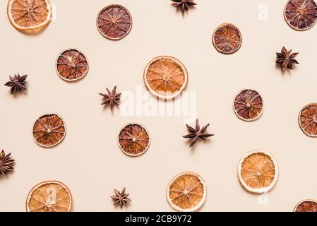 Getrocknete Orangen- und Limettenscheiben und Anissterne. Stockfoto