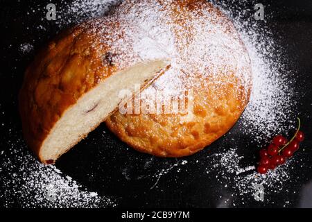 Süßer Cupcake in runder Brotform mit Füllung. Foto im Abschnitt. Stockfoto