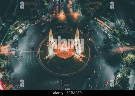 Luftaufnahme des Demokratie-Denkmals bei Nacht in der Altstadt Bangkok Thailand Stockfoto