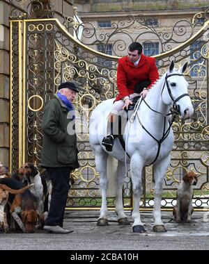 Die Barlow Hunt meek im Chatsworth House Derbyshire UK mit Peregrine Cavendish 12. Duke of Devonshire Fox Jagd im Peak District Stockfoto