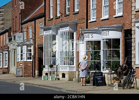 Frau Schaufensterbummel auf der Bridge Street, Tadcaster, North Yorkshire, England Großbritannien Stockfoto