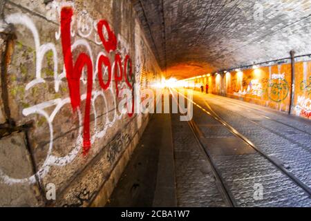 Straßenbahn im Perrache-Tunnel, Lyon, Rhone, Region Auvergne Rhone-Alpen, Frankreich Stockfoto