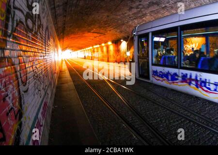 Straßenbahn im Perrache-Tunnel, Lyon, Rhone, Region Auvergne Rhone-Alpen, Frankreich Stockfoto