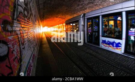 Straßenbahn im Perrache-Tunnel, Lyon, Rhone, Region Auvergne Rhone-Alpen, Frankreich Stockfoto