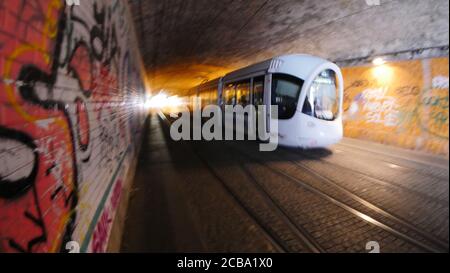 Straßenbahn im Perrache-Tunnel, Lyon, Rhone, Region Auvergne Rhone-Alpen, Frankreich Stockfoto