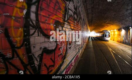 Straßenbahn im Perrache-Tunnel, Lyon, Rhone, Region Auvergne Rhone-Alpen, Frankreich Stockfoto