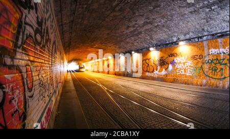 Straßenbahnschienen im Perrache-Tunnel, Lyon, Rhone, Region Auvergne Rhone-Alpen, Frankreich Stockfoto