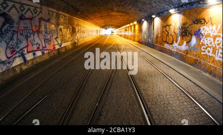 Straßenbahnschienen im Perrache-Tunnel, Lyon, Rhone, Region Auvergne Rhone-Alpen, Frankreich Stockfoto