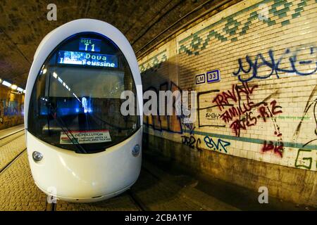 Straßenbahn im Perrache-Tunnel, Lyon, Rhone, Region Auvergne Rhone-Alpen, Frankreich Stockfoto