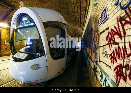 Straßenbahn im Perrache-Tunnel, Lyon, Rhone, Region Auvergne Rhone-Alpen, Frankreich Stockfoto