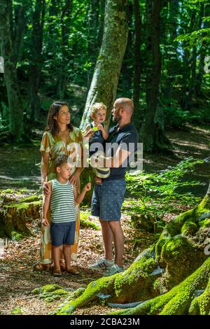 Glückliche französische Familie Wandern im Wald zusammen im Urlaub Stockfoto