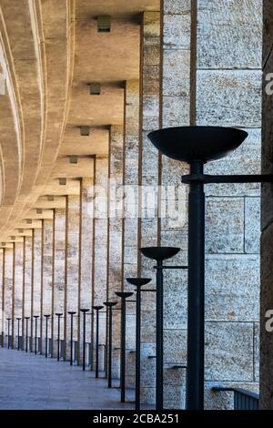 Klassische Nazi-Architektur mit Linie von Säulen entlang Korridor in Olympiastadion Berlin Stockfoto