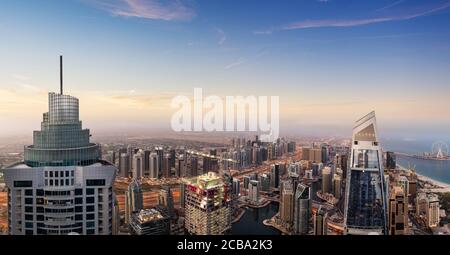 Dubai Sonnenuntergang Panoramablick auf den Yachthafen in der Innenstadt. Dubai ist super moderne Stadt der VAE, kosmopolitische Megalopolis. Stockfoto