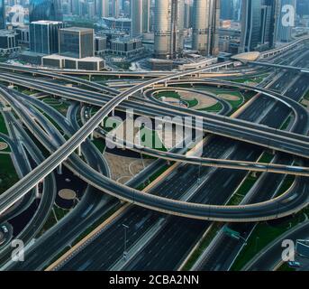 Detail der Autobahnkreuzung in Dubai. Dubai ist super moderne Stadt der VAE, kosmopolitische Megalopolis. Stockfoto