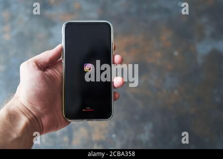 Kaliningrad, Russland - 08.08.2020: Instagram-App-Symbol auf Apple iPhone XR Smartphone-Bildschirm. Instagram-App-Symbol. Symbol für soziale Medien. Stockfoto