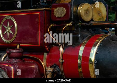 Glänzende Kupfer- und Messingbeschläge von ‘Whippet’, restaurierter Aveling & Porter No. 9179 Typ KND 7 Imperial Ton, 4 nhp (nominal PS) Dampftraktor bei der 50. Jahrestag Woodcote Steam & Vintage Transport Rallye im Juli 2013. Whippet, eingetragen als CJ 4158, wurde 1920 im Werk Aveling & Porter Invicta in Strood, Kent, gebaut. Es wurde von Hereford Borough Council im Besitz und verwendet, bevor es für die Erhaltung und eine neue Leben Touring Rallyes, Shows und andere Veranstaltungen präsentiert Veteranen und Oldtimer-Fahrzeuge gekauft. Stockfoto