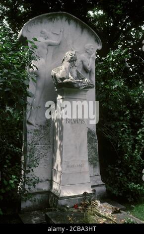 Johannes Brahms (1833-1897). Deutscher Komponist, Pianist und Dirigent der Romantik. Grab im Wiener Zentralfriedhof oder Wiener Zentralfriedhof. Es wurde von Victor Horta (1932-1947) entworfen und von Ilse von Twardowski (1880-1942) modelliert. Wien, Österreich. Stockfoto