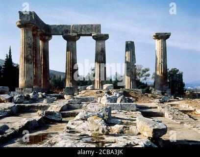 Griechenland. Altes Korinth (polis). Ruinen des Tempels von Apollo, 6. Jahrhundert B.C. Doric Stil. Heute sind nur sieben stehende Säulen des westlichen Pterons und ein Teil der Crepis und ihrer Fundamente erhalten. Peloponnes Region. Stockfoto