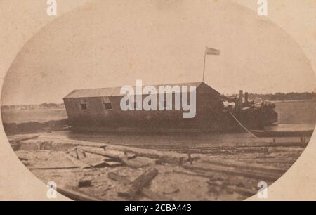 Hamilton's Floating Battery vertäute am Ende von Sullivan's Island in der Nacht vor der Eröffnung von Fire on Fort Sumter im April 1861. Zugeschrieben Alma A. Pelot und Jesse H. Bolles. Stockfoto