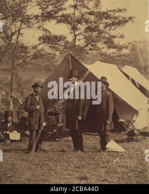 [Präsident Abraham Lincoln, Generalmajor John A. McClernand (rechts), und E. J. Allen (Allan Pinkerton, links), Chef des Geheimdienstes der Vereinigten Staaten, im Geheimdienst-Department, Hauptquartier-Armee des Potomac, nahe Antietam, Maryland], 4. Oktober 1862. Stockfoto