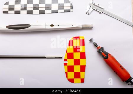 Draufsicht auf die Werkzeuge eines Zimmermanns für Holz und Metall Auf einer weißen Oberfläche Stockfoto