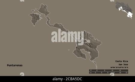 Form von Puntarenas, Provinz Costa Rica, mit seiner Hauptstadt isoliert auf festem Hintergrund. Entfernungsskala, Regionenvorschau und Beschriftungen. Farbige Elevati Stockfoto