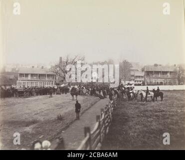 Prozession von Truppen und Zivilisten auf dem Weg zur Einweihung des Soldatenfriedhofs, Gettysburg, Pennsylvania, 19. November 1863. Früher Mathew B. Brady zugeschrieben. Stockfoto