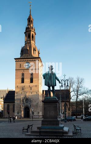 DOMKIRKE (1694-1697) & STATUE VON CHRISTIAN IV. VON DÄNEMARK & NORWEGEN(1577-1648) OSLO NORWEGEN Stockfoto