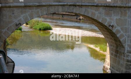 Blick unter der Brücke auf den Doubs Stockfoto