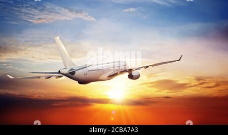 Passagiere kommerzielle Flugzeug fliegen über den Wolken, Seitenansicht. Konzept der schnellen modernen Reisen Stockfoto