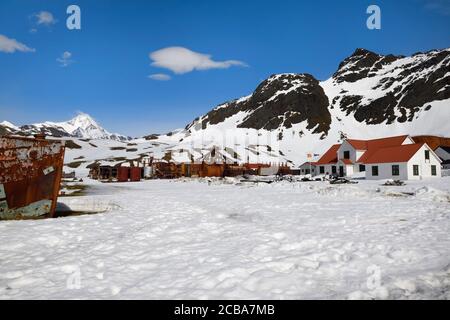 Ehemalige Walfangstation Grytviken unter Schnee, King Edward Cove, Südgeorgien, Südgeorgien und die Sandwichinseln, Antarktis Stockfoto