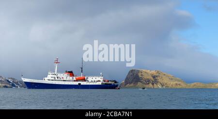 Expeditionsschiff in Stromness Bay, Südgeorgien, Südgeorgien und den Sandwich-Inseln, Antarktis verankert Stockfoto