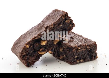 Brownie Stücke auf weißem Hintergrund. Köstliche Schokoladenkuchen. Stockfoto