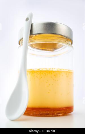 Creme Karamell in einem Glas isoliert auf weißem Hintergrund Stockfoto