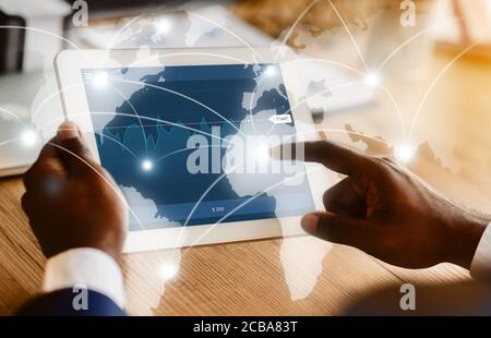 Schwarzer Geschäftsmann berühren digitalen Tablet-Bildschirm mit Business-Karte Hologramm Stockfoto