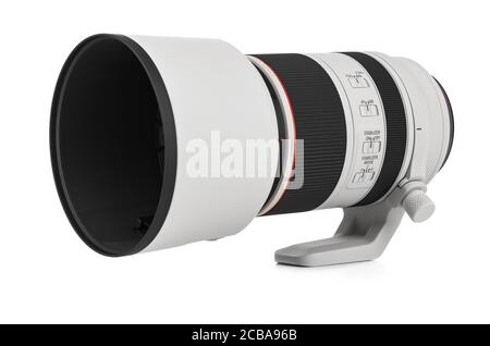 Varna, Bulgarien - August 05,2020: Bild des Canon RF 70-200mm f 2,8L IS USM Objektivs auf weißem Hintergrund. Canon ist die weltweit größte SLR-Kamera manufact Stockfoto