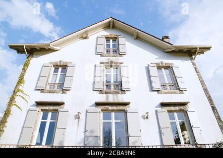 Niedriger Winkel Ansicht eines traditionellen Hauses in der Pyrenäen-Atlantiques Gegend in Sare, Frankreich Stockfoto
