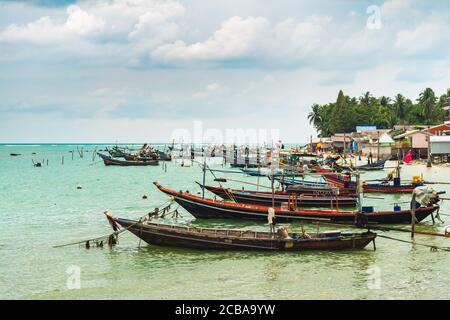 Koh Samui, Thailand - 2. Januar 2020: Thailändische Langschwanz-Fischerboote legten an einem Tag in der Nähe des Strandes von Thong Krut an Stockfoto