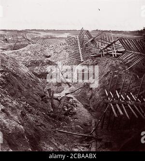 Dead Confederates, Fort Mahone, 1864. Früher Mathew B. Brady zugeschrieben. Stockfoto