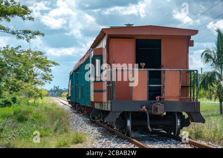 Alte Dampflokomotiven oder Eisenbahnzüge für touristische Touren und Ausflüge. Frühling 2018, Azucarera, Remedios, Caibarien, Kuba Stockfoto