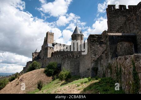 Blick auf die mittelalterliche Stadtmauer von Carcassonne in der Region Languedoc-Roussillon, im Süden Frankreichs gelegen Stockfoto