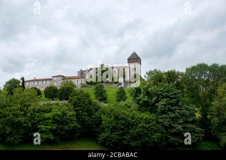 Blick auf das obere Dorf Saint Bertrand de Comminges und seine Kathedrale in den französischen Pyrenäen. Stockfoto